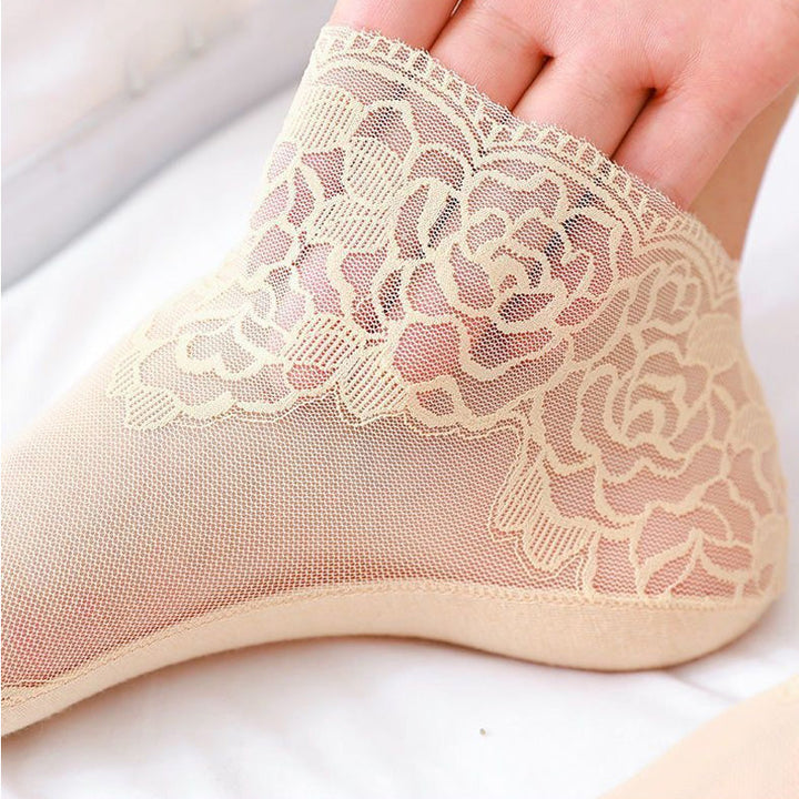 Damsockor i spetsnät, eleganta och andningsbara, med spetsbroderi i sofistikerad design, perfekt för både vardag och fest.