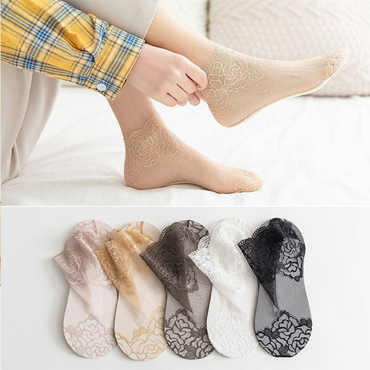 Damsockor i spetsnät, eleganta och andningsbara, med spetsbroderi i sofistikerad design, perfekt för både vardag och fest.