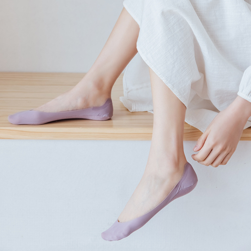 "Damsockor Ice Silk, halkfri design i is-silke, andas och osynlig, visad i svart och rosa färg, passande alla skor."