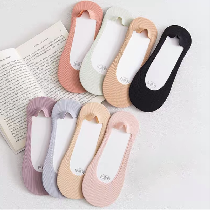 "Damsockor Ice Silk, halkfri design i is-silke, andas och osynlig, visad i svart och rosa färg, passande alla skor."