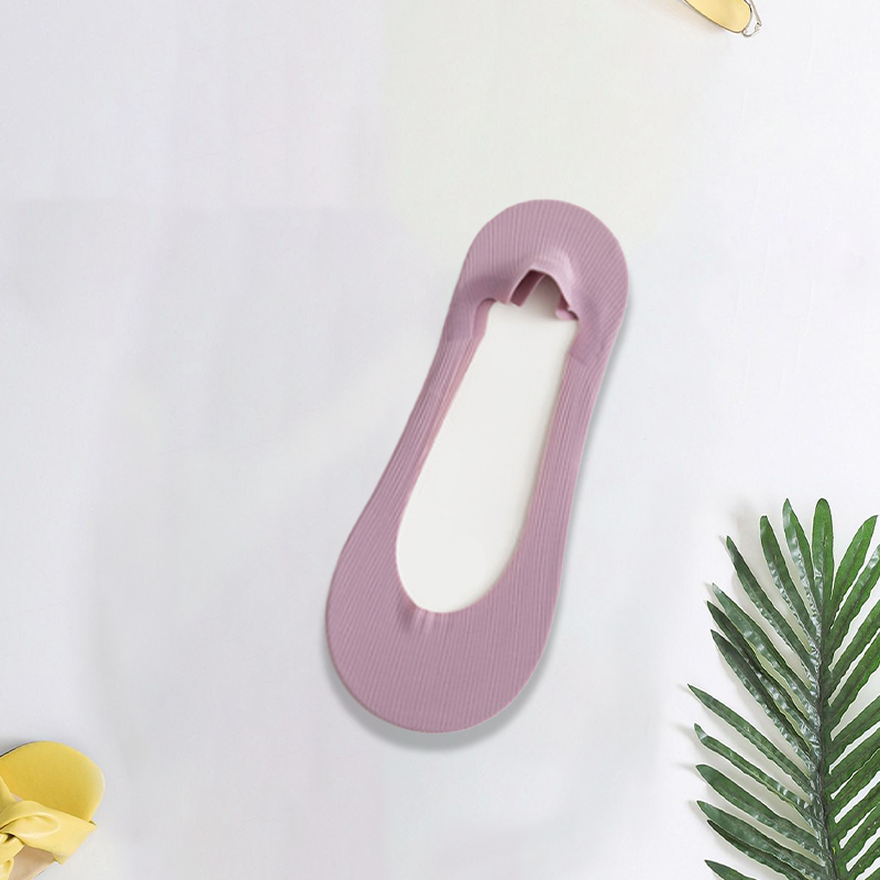 "Damsockor Ice Silk, halkfri design i is-silke, andas och osynlig, visad i svart och rosa färg, passande alla skor."