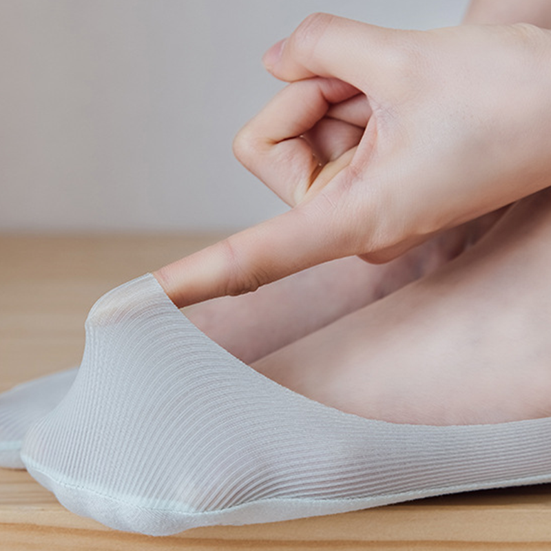 "Damsockor Ice Silk, halkfri design i is-silke, andas och osynlig, visad i svart och rosa färg, passande alla skor."