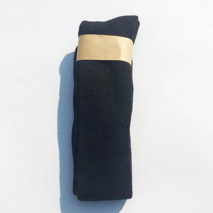 "Damsockor, knästrumpor med kabelstickad design, värmande elegans i grått, idealiska för kallt väder och stil."