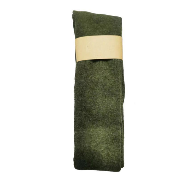 "Damsockor, knästrumpor med kabelstickad design, värmande elegans i grått, idealiska för kallt väder och stil."