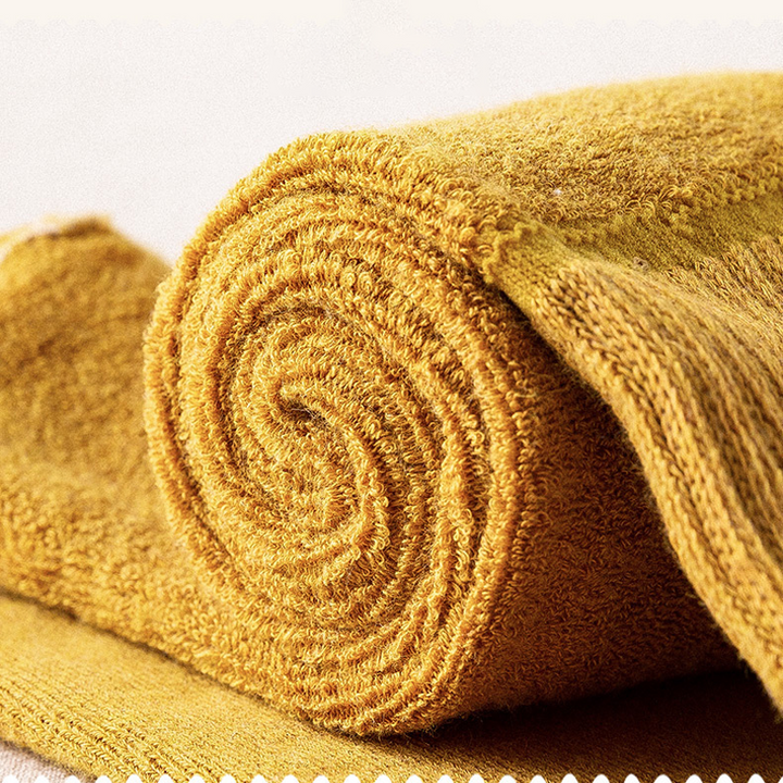 "Damsockor, knästrumpor med kabelstickad design, värmande elegans i grått, idealiska för kallt väder och stil."