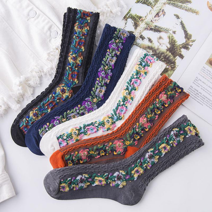 "Damsockor med vintage blommönster broderi, 5 par. Detaljerad blommig design, retro stil, bekväma bomullsstrumpor."