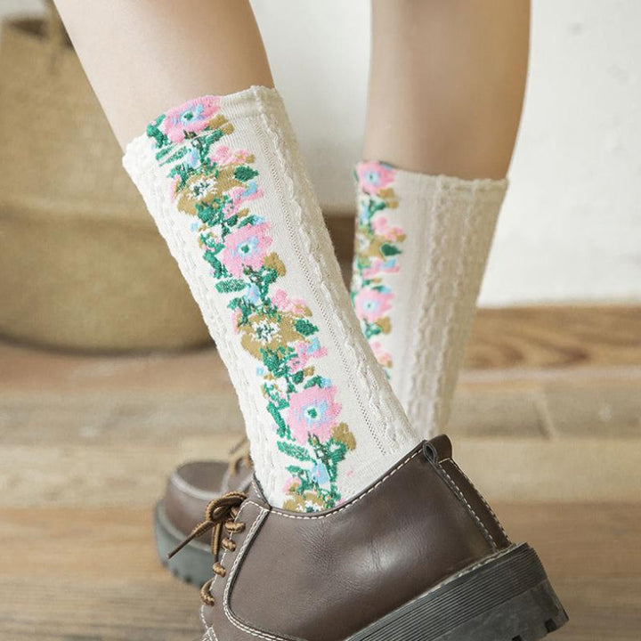 "Damsockor med vintage blommönster broderi, 5 par. Detaljerad blommig design, retro stil, bekväma bomullsstrumpor."