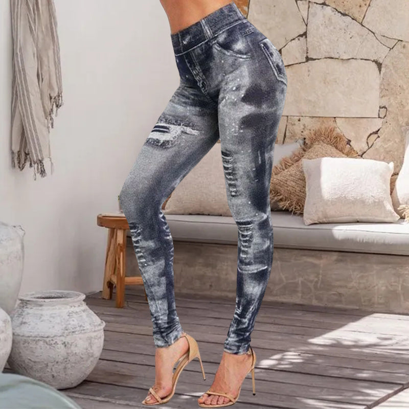 "Damsportleggings i denimlook med hög midja, pennbyxdesign, stilfullt blått tyg, fram- och sidovy."