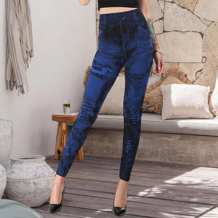 "Damsportleggings i denimlook med hög midja, pennbyxdesign, stilfullt blått tyg, fram- och sidovy."