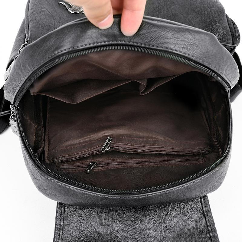"Damsryggsäck i läder med justerbar axelrem, elegant design, finns i brun, grön, lila, svart och vinröd."