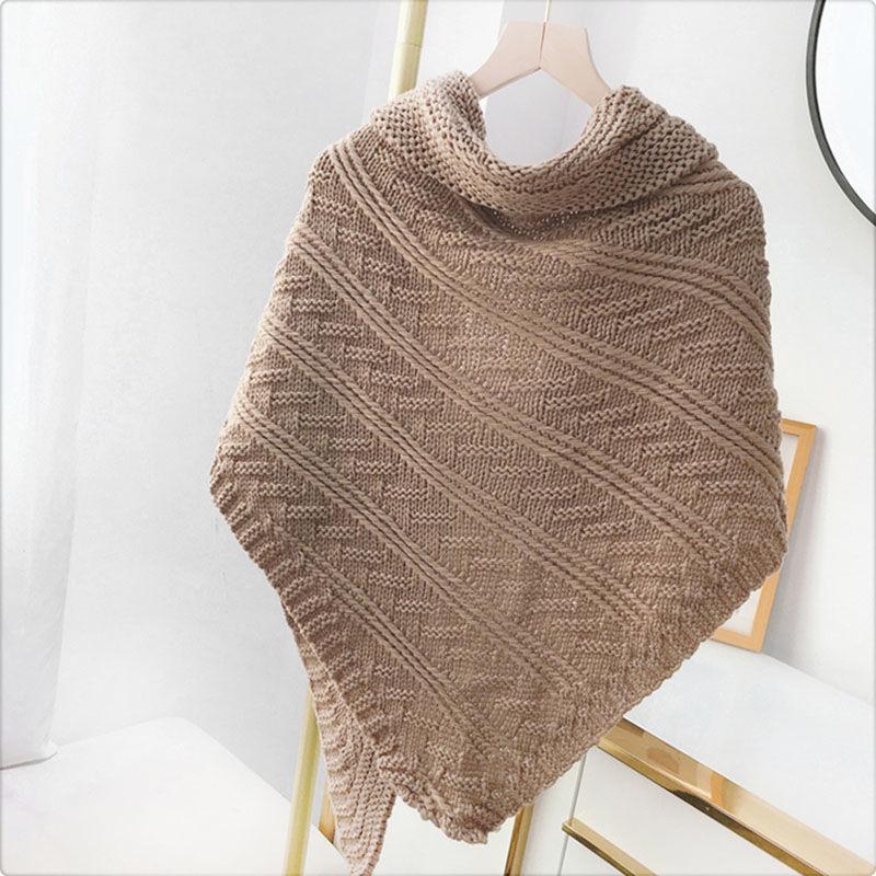 "Damstickad triangelsjal med konstläderspänne, elegant och varm, i flera färger, perfekt accessoar för kyliga dagar."
