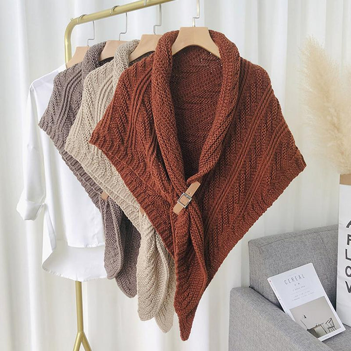 "Damstickad triangelsjal med konstläderspänne, elegant och varm, i flera färger, perfekt accessoar för kyliga dagar."
