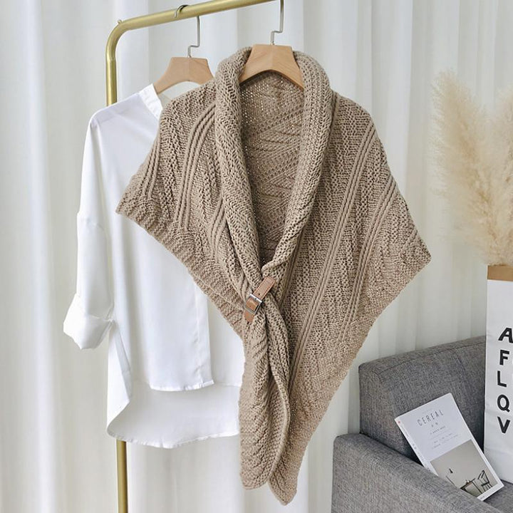 "Damstickad triangelsjal med konstläderspänne, elegant och varm, i flera färger, perfekt accessoar för kyliga dagar."