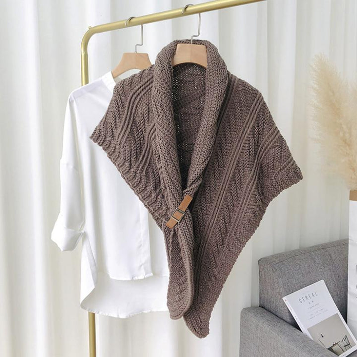 "Damstickad triangelsjal med konstläderspänne, elegant och varm, i flera färger, perfekt accessoar för kyliga dagar."