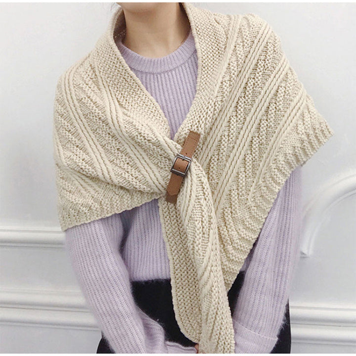 "Damstickad triangelsjal med konstläderspänne, elegant och varm, i flera färger, perfekt accessoar för kyliga dagar."