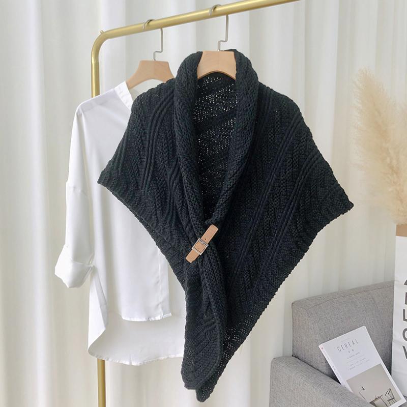 "Damstickad triangelsjal med konstläderspänne, elegant och varm, i flera färger, perfekt accessoar för kyliga dagar."