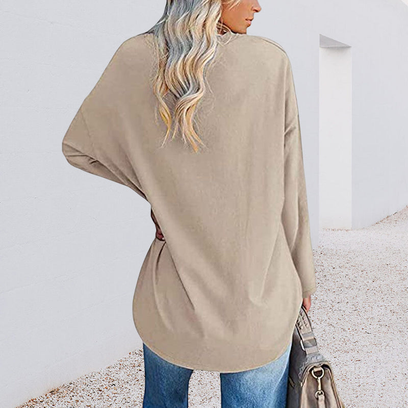 "Damtopp i bomull med långärmad V-ringning, finns i olika färger som beige, blå och svart för en elegant vardagsstil."