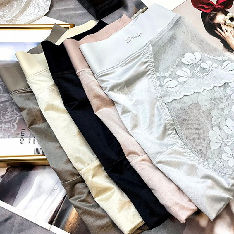 "Damtrosor med elegant satängspets, delikat design, i silkeslen textur och sömlös passform för lyx och komfort."