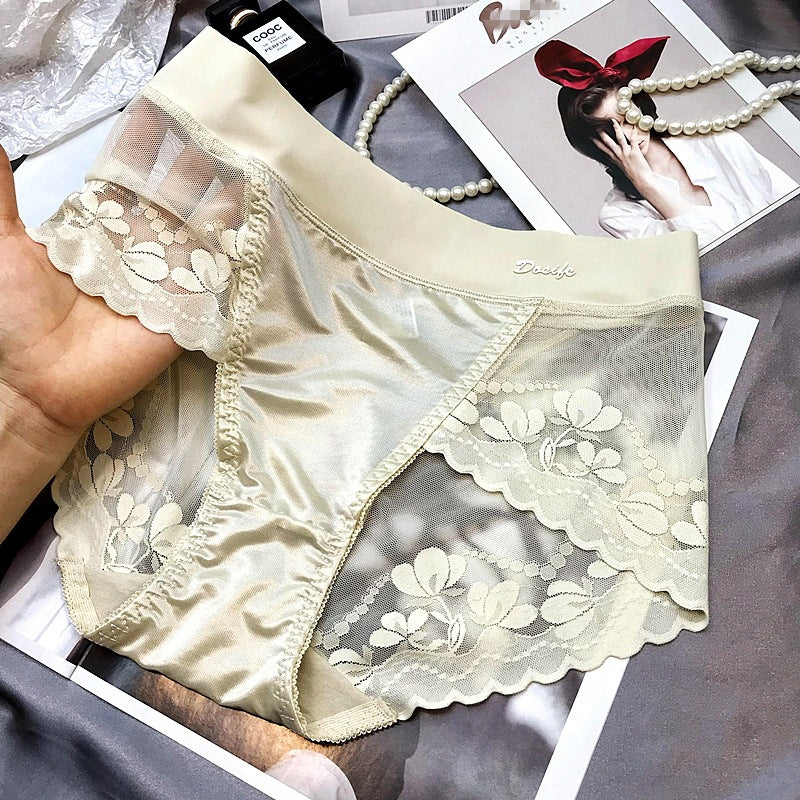 "Damtrosor med elegant satängspets, delikat design, i silkeslen textur och sömlös passform för lyx och komfort."