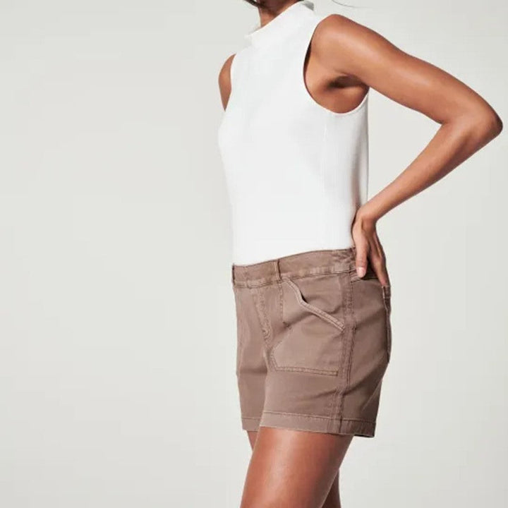 "Damtwill-shorts i stretch, magformande design, mid-rise, stilren canvas, finns i färger svart, vit, brun, blå, rosa."