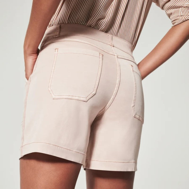 "Damtwill-shorts i stretch, magformande design, mid-rise, stilren canvas, finns i färger svart, vit, brun, blå, rosa."
