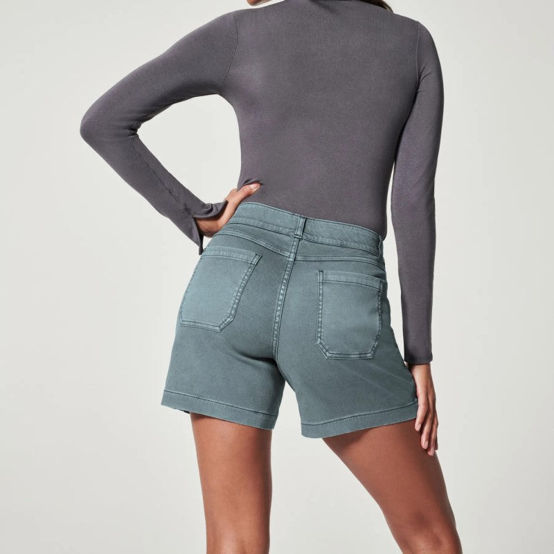 "Damtwill-shorts i stretch, magformande design, mid-rise, stilren canvas, finns i färger svart, vit, brun, blå, rosa."