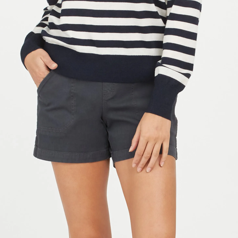 "Damtwill-shorts i stretch, magformande design, mid-rise, stilren canvas, finns i färger svart, vit, brun, blå, rosa."