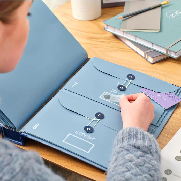 "Dekorativ blå pärm 'Ifall jag skulle försvinna' med elegant handgjord design och expanderbara kuvert, perfekt för organiseri