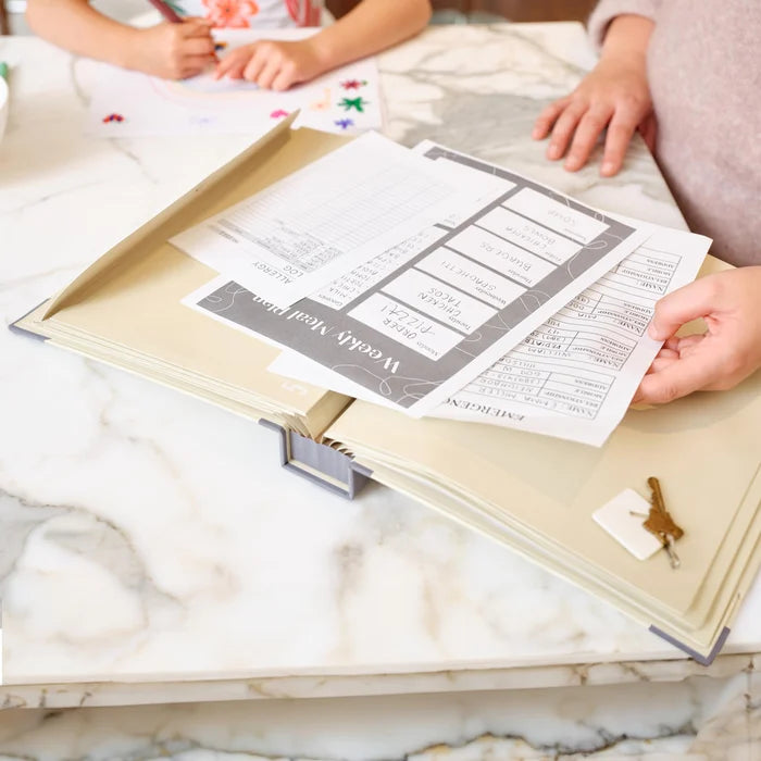 "Dekorativ blå pärm 'Ifall jag skulle försvinna' med elegant handgjord design och expanderbara kuvert, perfekt för organiseri