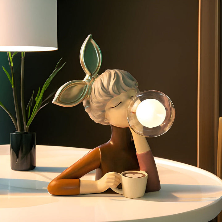 Dekorativ BubbleFairies bordslampa med förtrollande älvfigurer för barnrum & heminredning. Sagolik USB-nattlampa.