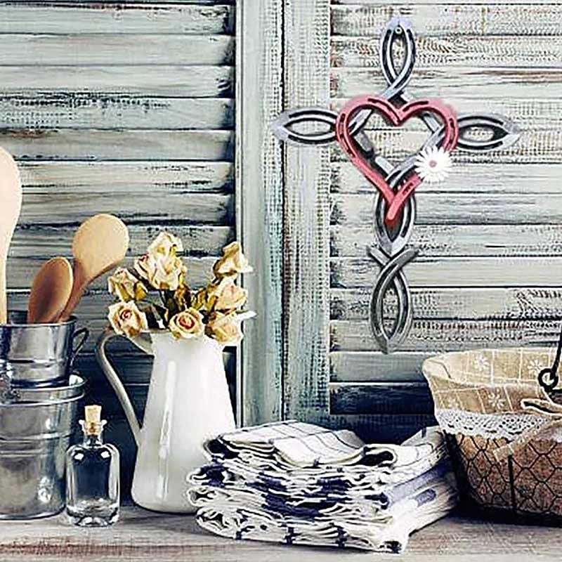 "Dekorativ hästskokrans med blommor och hjärta, handmålad i rustik stil för inomhus- och utomhusbruk."