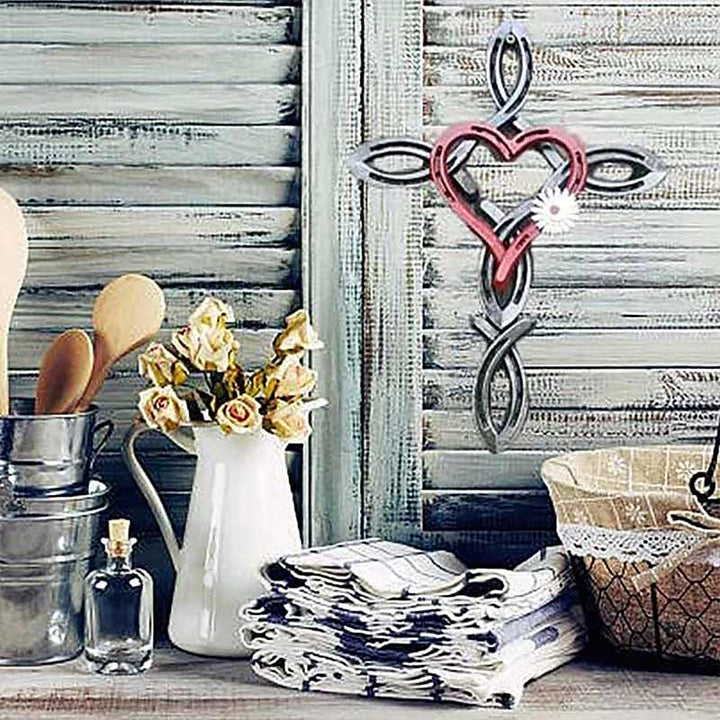 "Dekorativ hästskokrans med blommor och hjärta, handmålad i rustik stil för inomhus- och utomhusbruk."