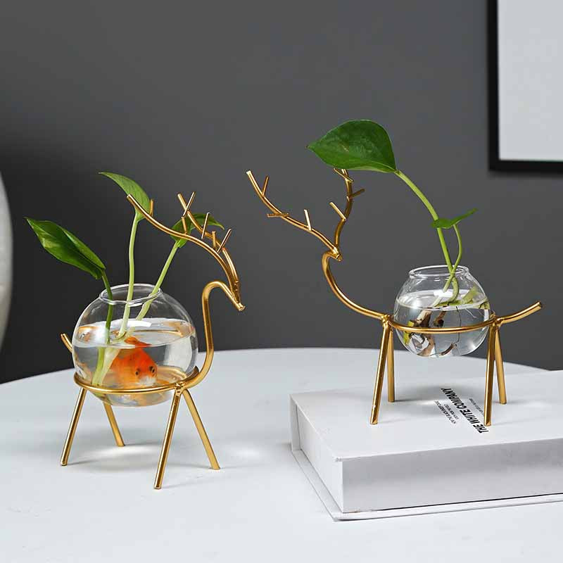 "Dekorativ hjort vas i järn och glas, elegant design med metalltråd i form av hjortar, perfekt för modern inredning."