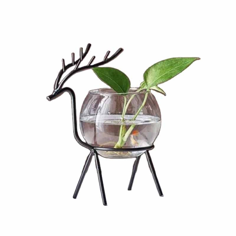 "Dekorativ hjort vas i järn och glas, elegant design med metalltråd i form av hjortar, perfekt för modern inredning."