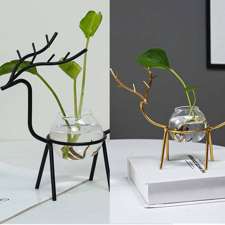 "Dekorativ hjort vas i järn och glas, elegant design med metalltråd i form av hjortar, perfekt för modern inredning."