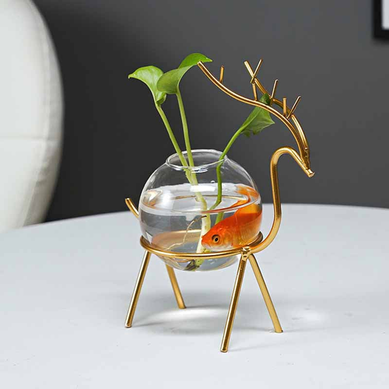 "Dekorativ hjort vas i järn och glas, elegant design med metalltråd i form av hjortar, perfekt för modern inredning."