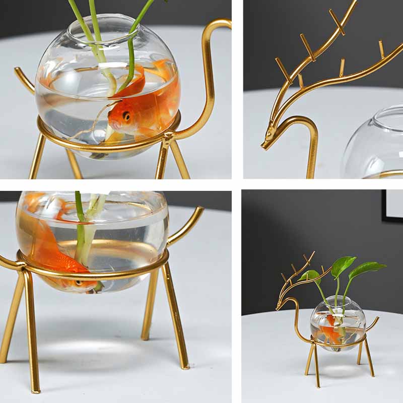 "Dekorativ hjort vas i järn och glas, elegant design med metalltråd i form av hjortar, perfekt för modern inredning."