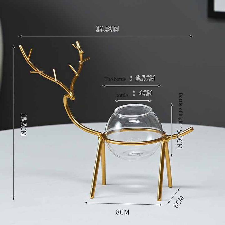 "Dekorativ hjort vas i järn och glas, elegant design med metalltråd i form av hjortar, perfekt för modern inredning."