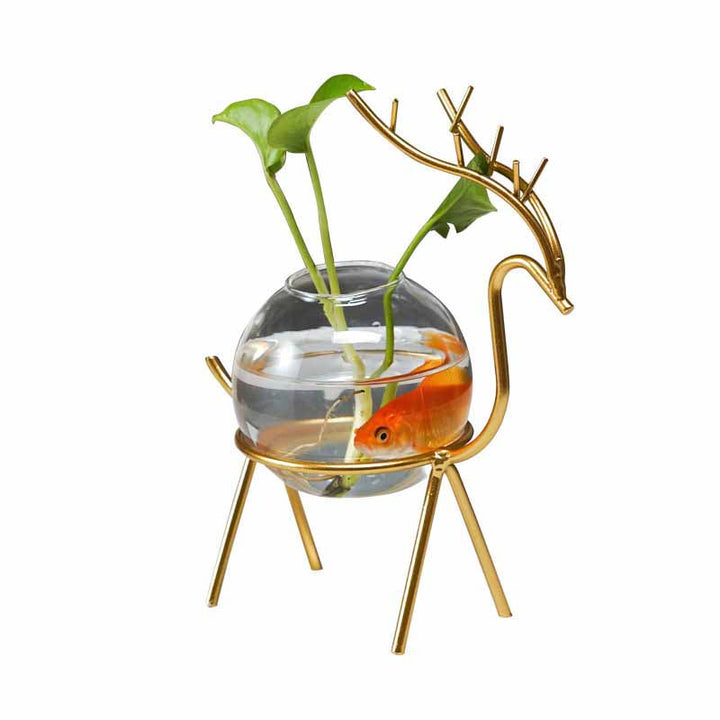 "Dekorativ hjort vas i järn och glas, elegant design med metalltråd i form av hjortar, perfekt för modern inredning."