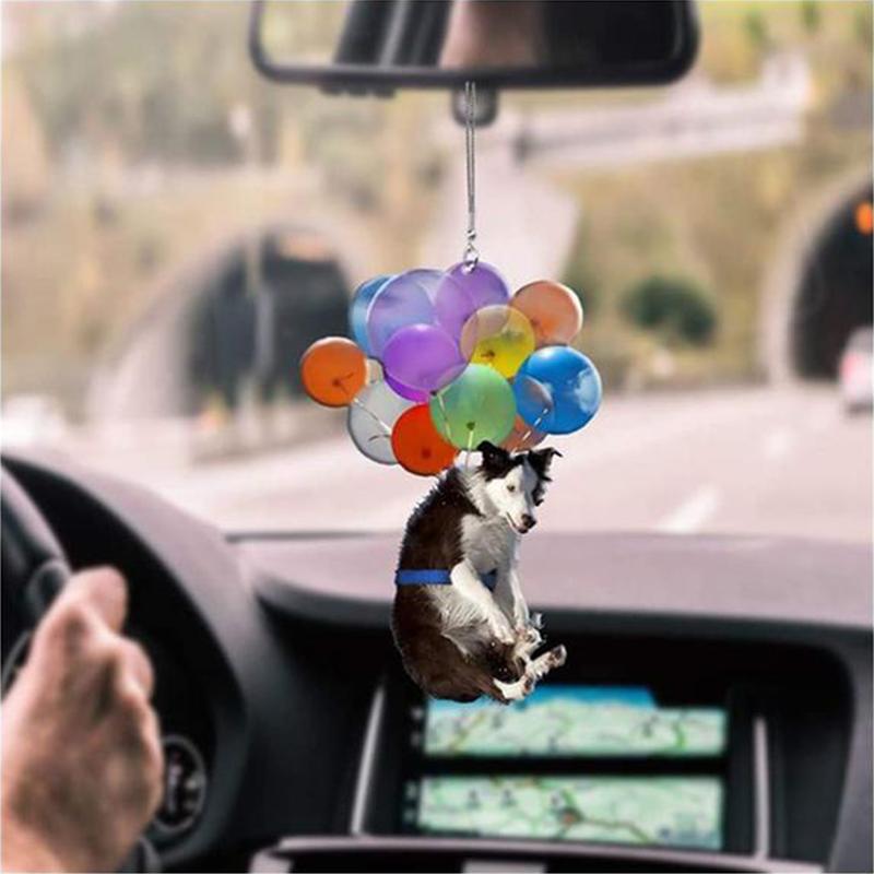 Dekorativ hundbilhänge i glimmerplast, hänger från bilspegeln, ljus och livfull design, ger bil en personlig touch.