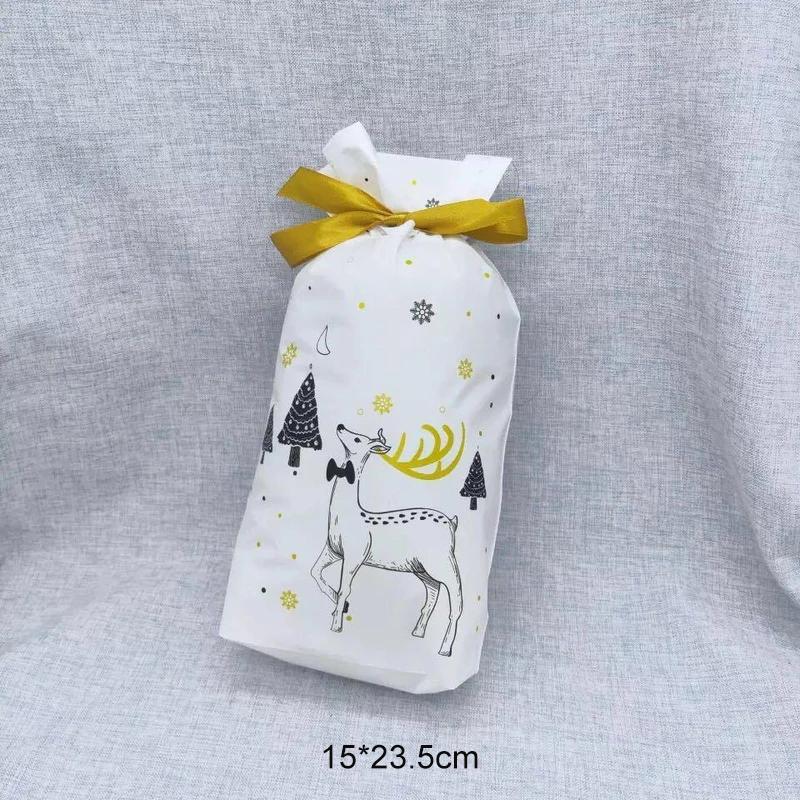 "Dekorativa julklappspåsar med dragsko och festliga motiv, perfekt för snabb och stilfull inpackning av julklappar."