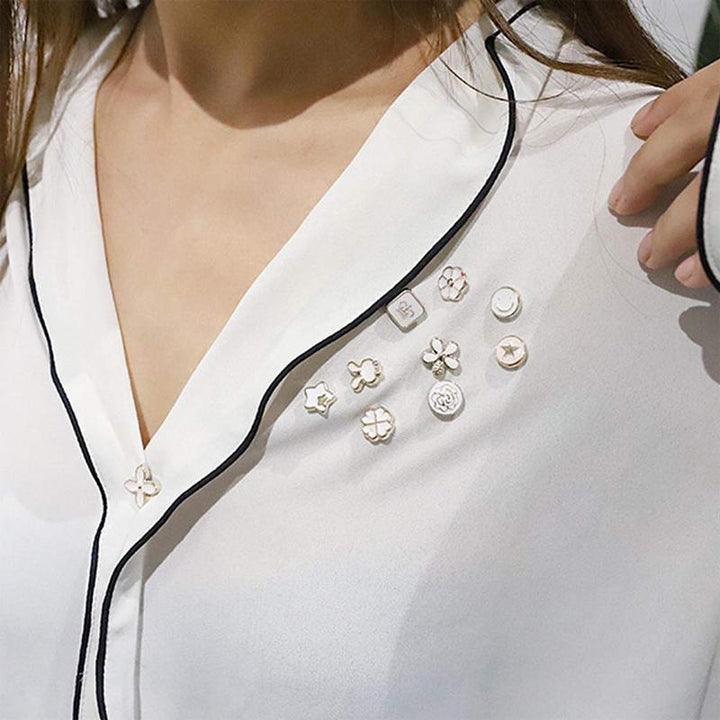 "Dekorativa knappset för kläder, guldfärgade, eleganta detaljer, skyddar mot oavsiktlig exponering, passar tunna material."