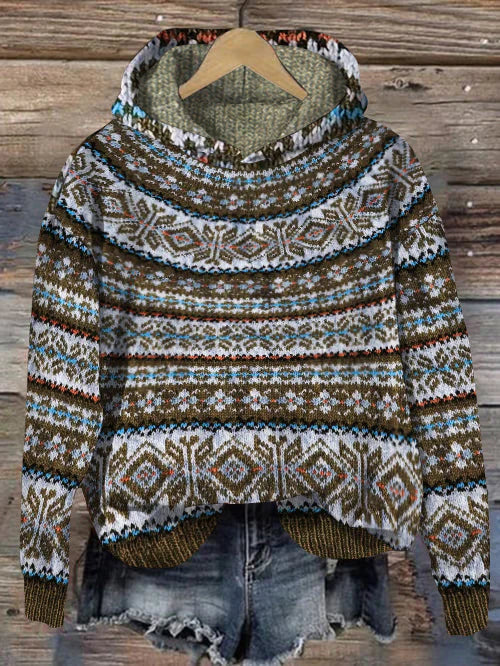 Kvinnlig modell i en grön och blå stickad norskinspirerad vintertröja, perfekt för avslappnad värme.