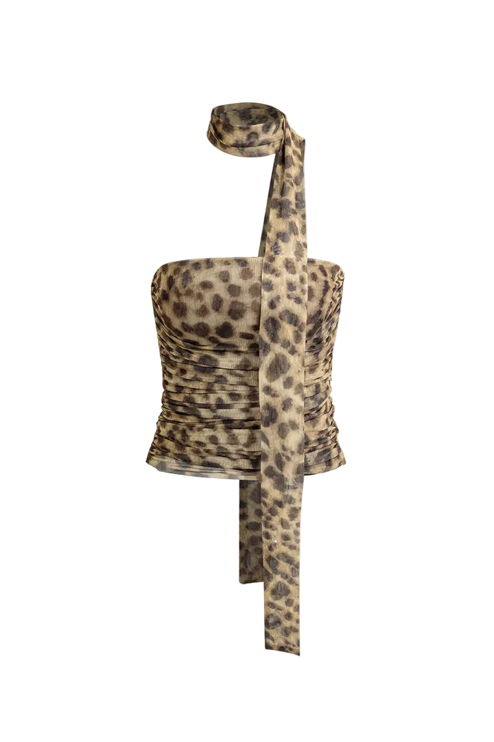 Detalj av kvinnlig modell som bär en leopardmönstrad halterneck meshtopp med synlig midja, trendig sommarstil.