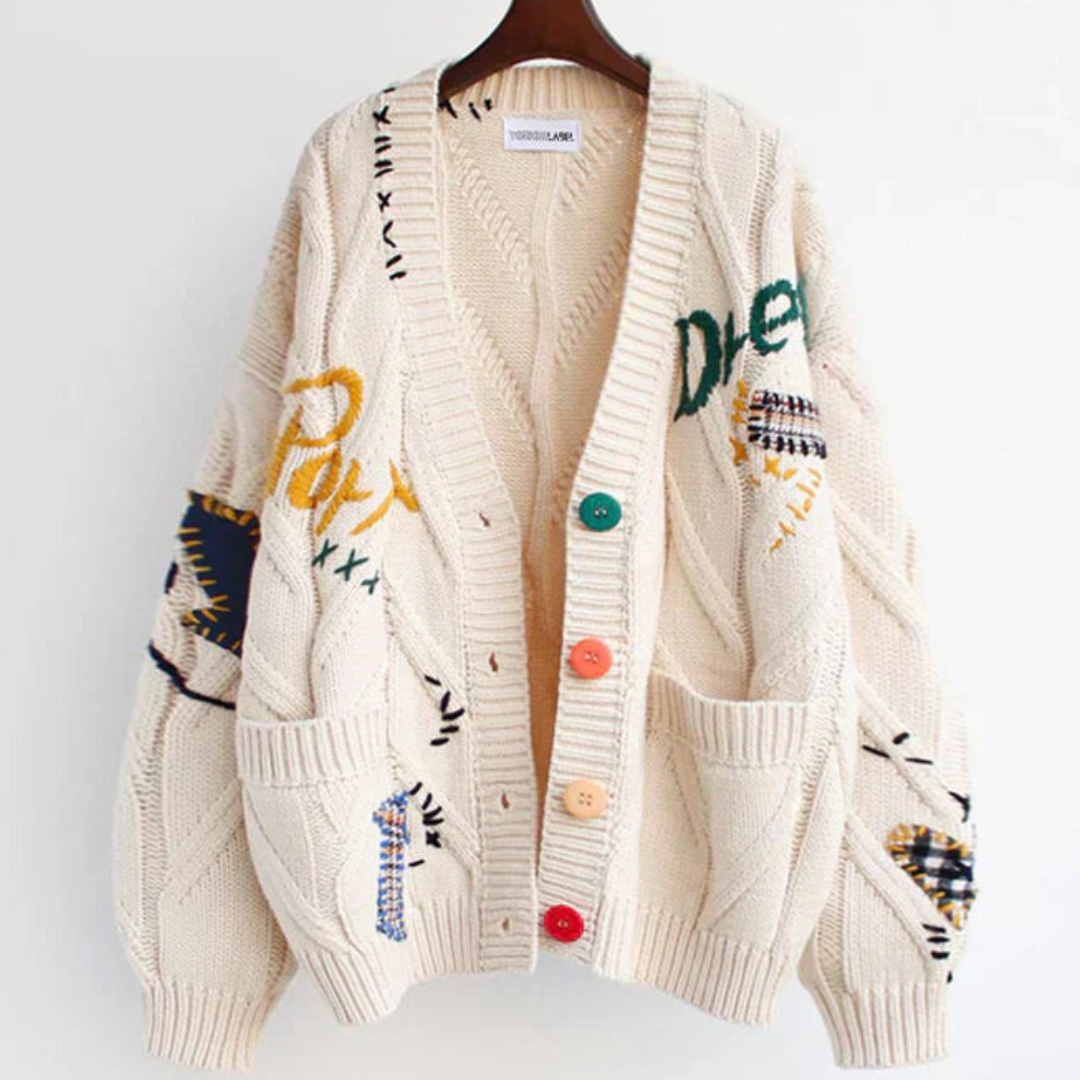 Kvinnors avslappnade långärmade damkofta med broderade detaljer och praktiska fickor, idealisk som vintertröja för komfort och stil.