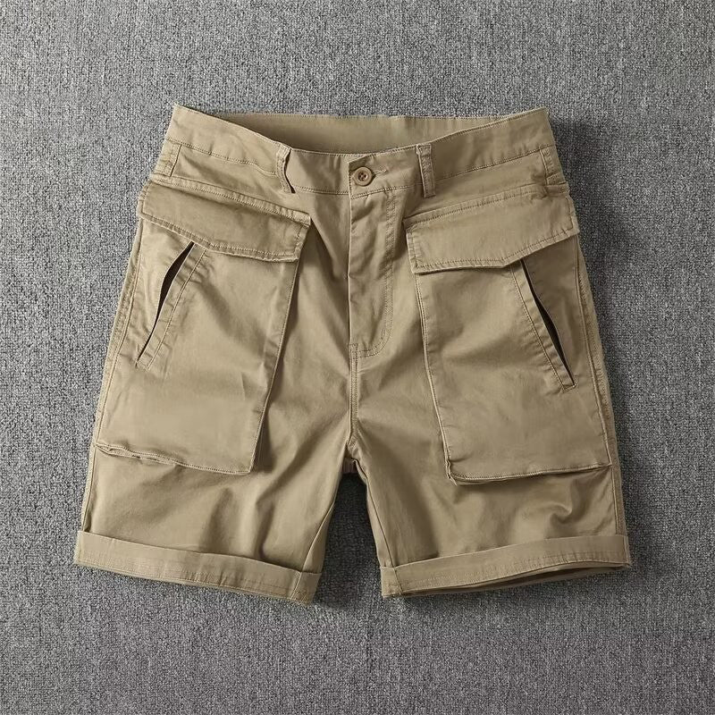 Närbild på tyget av taktiska cargoshorts, blandning av spandex, med fokus på texturen och förstärkta öglor.