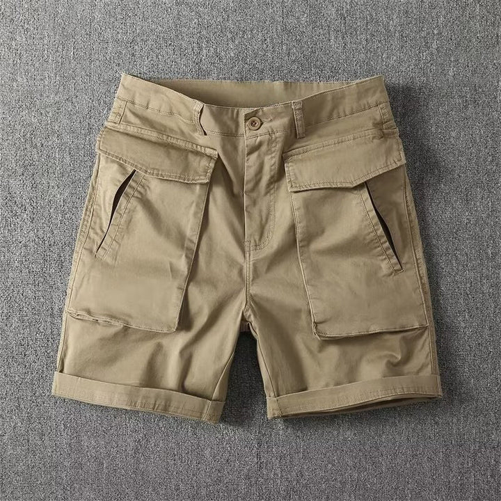 Närbild på tyget av taktiska cargoshorts, blandning av spandex, med fokus på texturen och förstärkta öglor.
