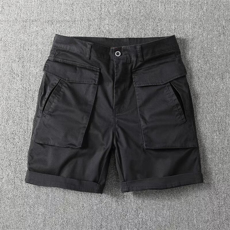 En översikt av beiga taktiska cargoshorts med praktiska fickor, presenterade på en enfärgad bakgrund.