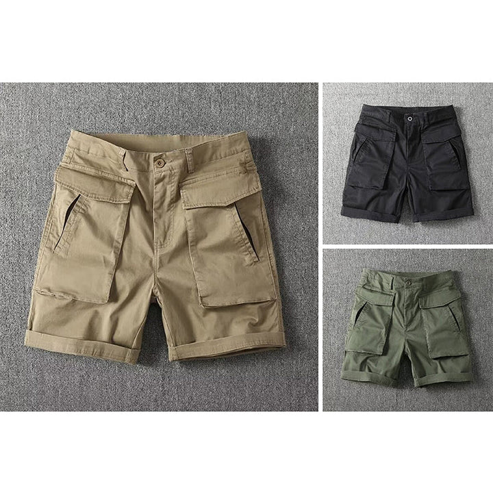 Herrars taktiska cargoshorts i svart, bärs under vandring, visar passform och funktionella fickor.