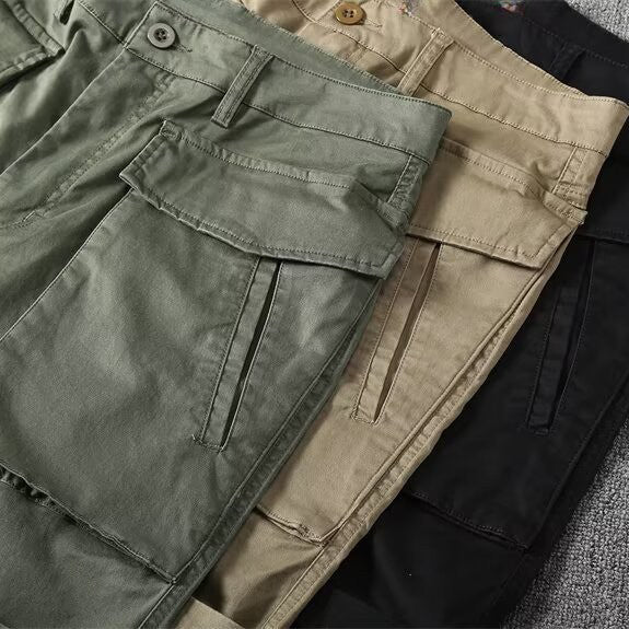 Studiobild av svarta taktiska cargoshorts, framifrån, med full synlighet av alla fickor och bälteshällor.